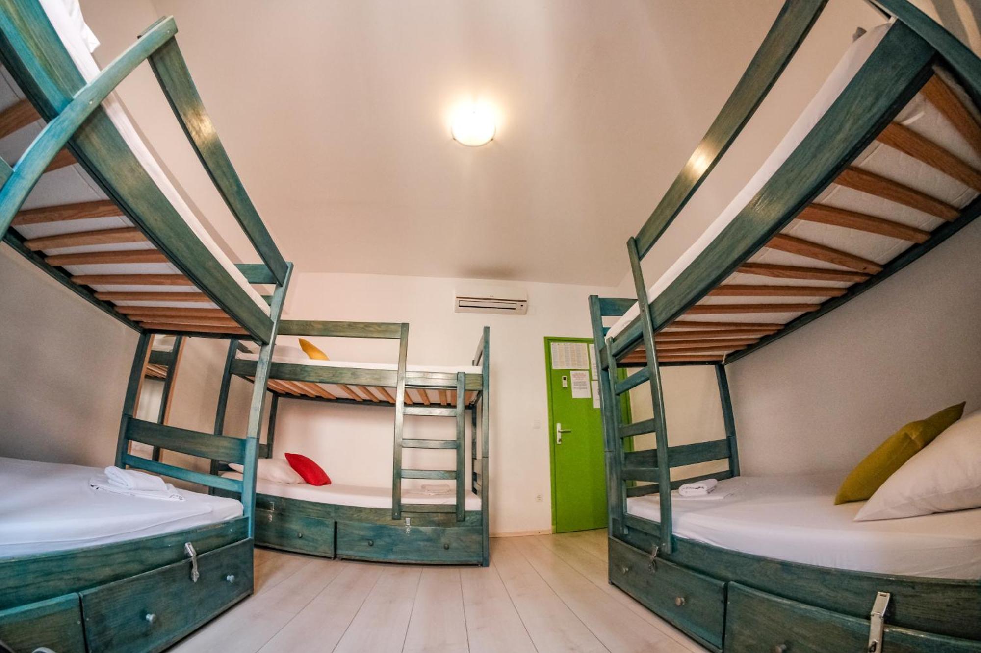 White Rabbit Hostel Hvar Town Eksteriør bilde