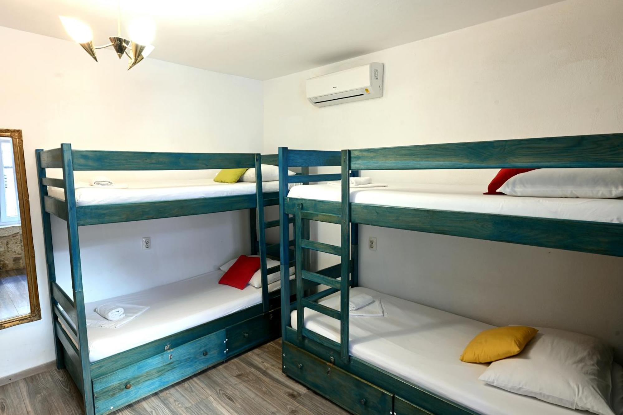 White Rabbit Hostel Hvar Town Eksteriør bilde