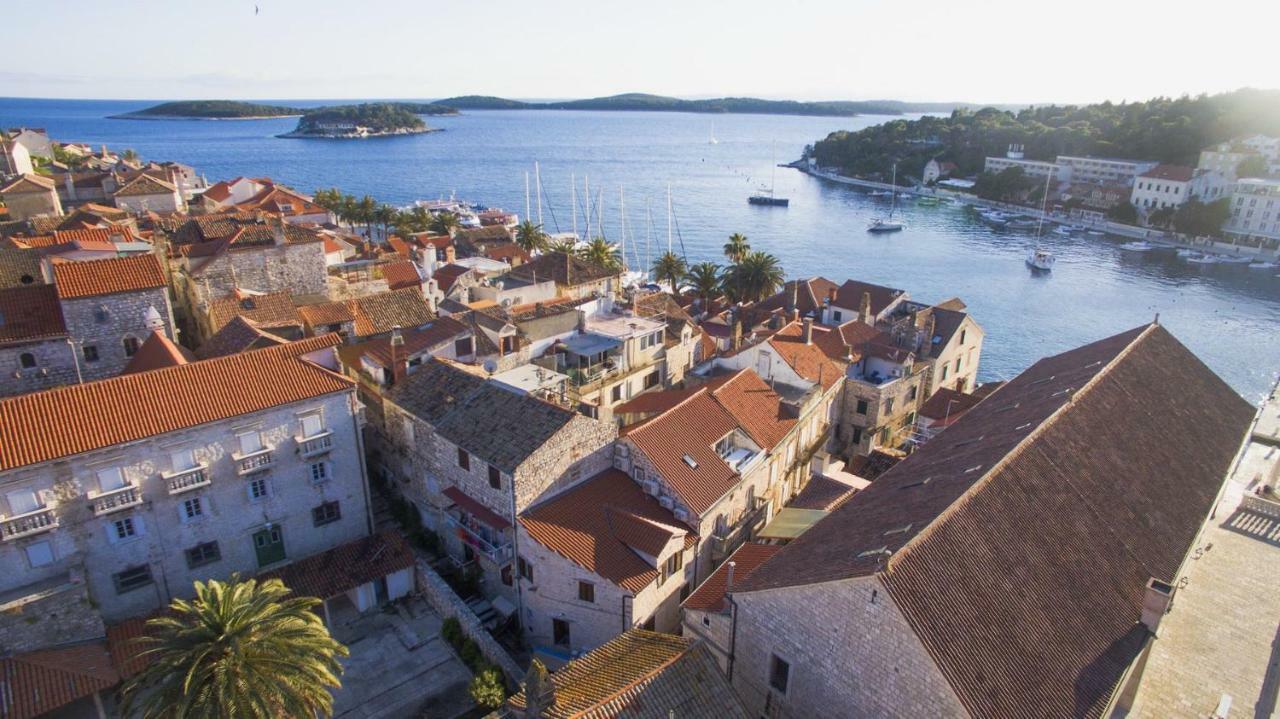 White Rabbit Hostel Hvar Town Eksteriør bilde